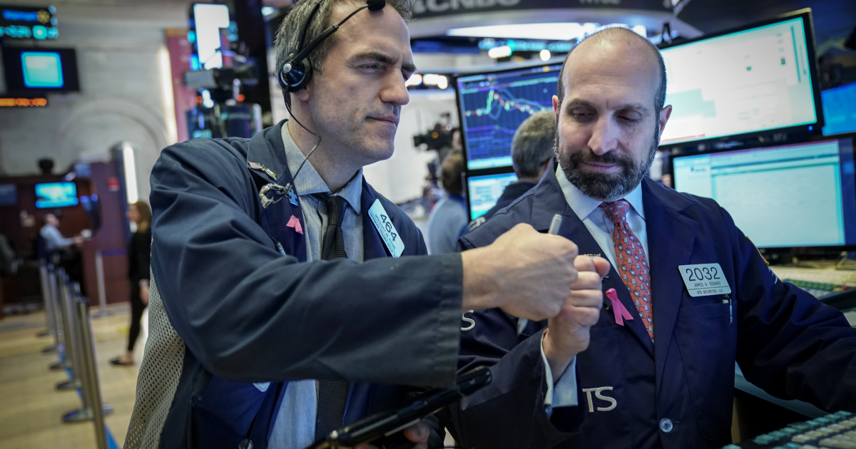 Chứng khoán Mỹ lại lập kỷ lục, giá dầu bật tăng