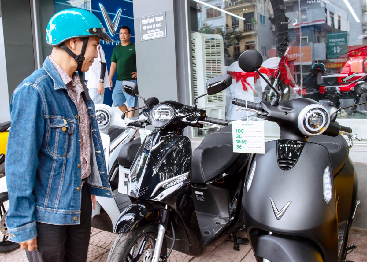 Khách hàng từ 20-60 tuổi có thể sở hữu xe máy&nbsp;điện VinFast với gói&nbsp;ưu đãi trả trước chỉ từ “0&nbsp;đồng” của FE CREDIT.