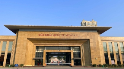 Nearly 5,000 phones, 2,500 counterfeit branded shoes in transit seized