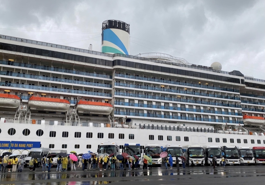 Tàu du lịch biển đưa hàng nghìn khách quốc tế cập cảng Tiên Sa.