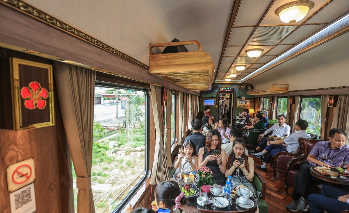 Tàu Hoa Phượng Đỏ tuyến Hà Nội – Hải Phòng nhanh chóng thu hút đông đảo hành khách.