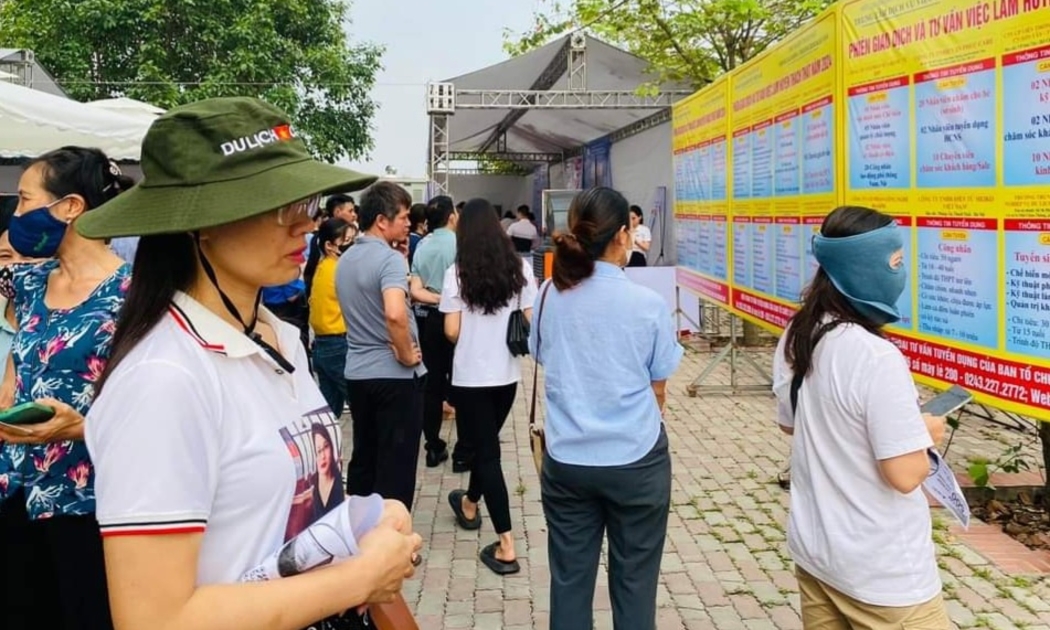 Người lao động tìm kiếm cơ hội việc làm. Ảnh: Nhật Dương.