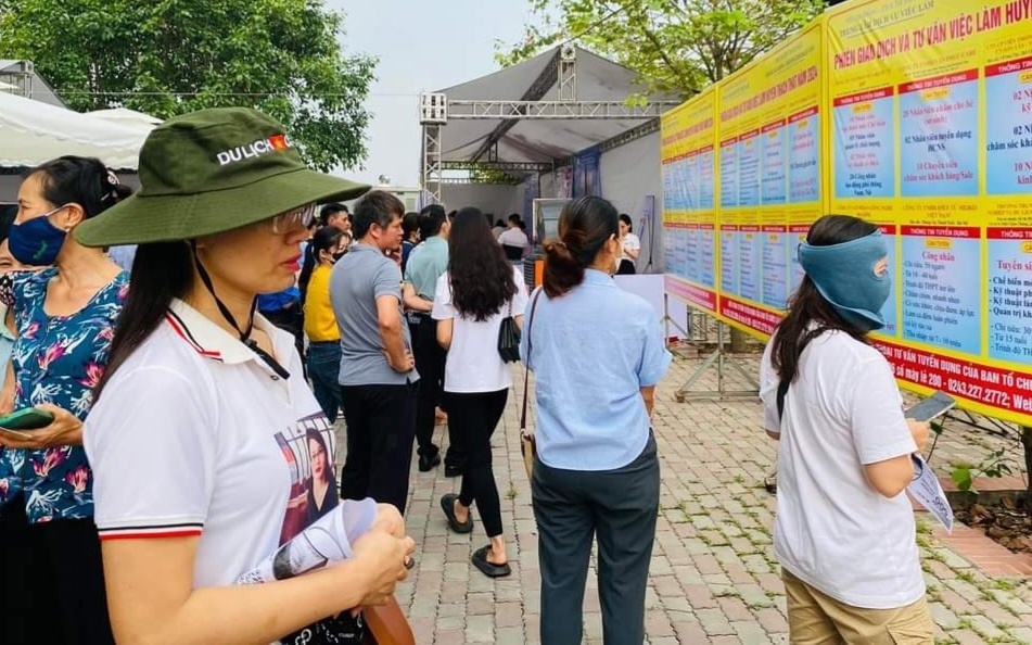 Người lao động tìm kiếm cơ hội việc làm. Ảnh: Nhật Dương.