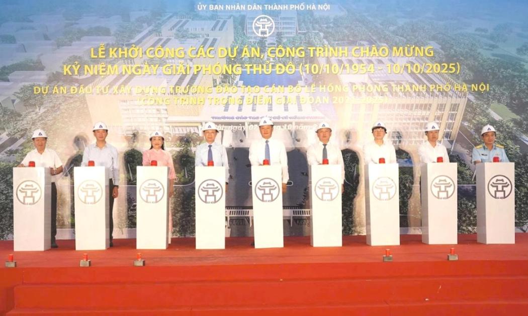 Phó Chủ tịch UBND TP Hà Nội Nguyễn Mạnh Quyền và các đại biểu thực hiện nghi thức khởi công dự án.