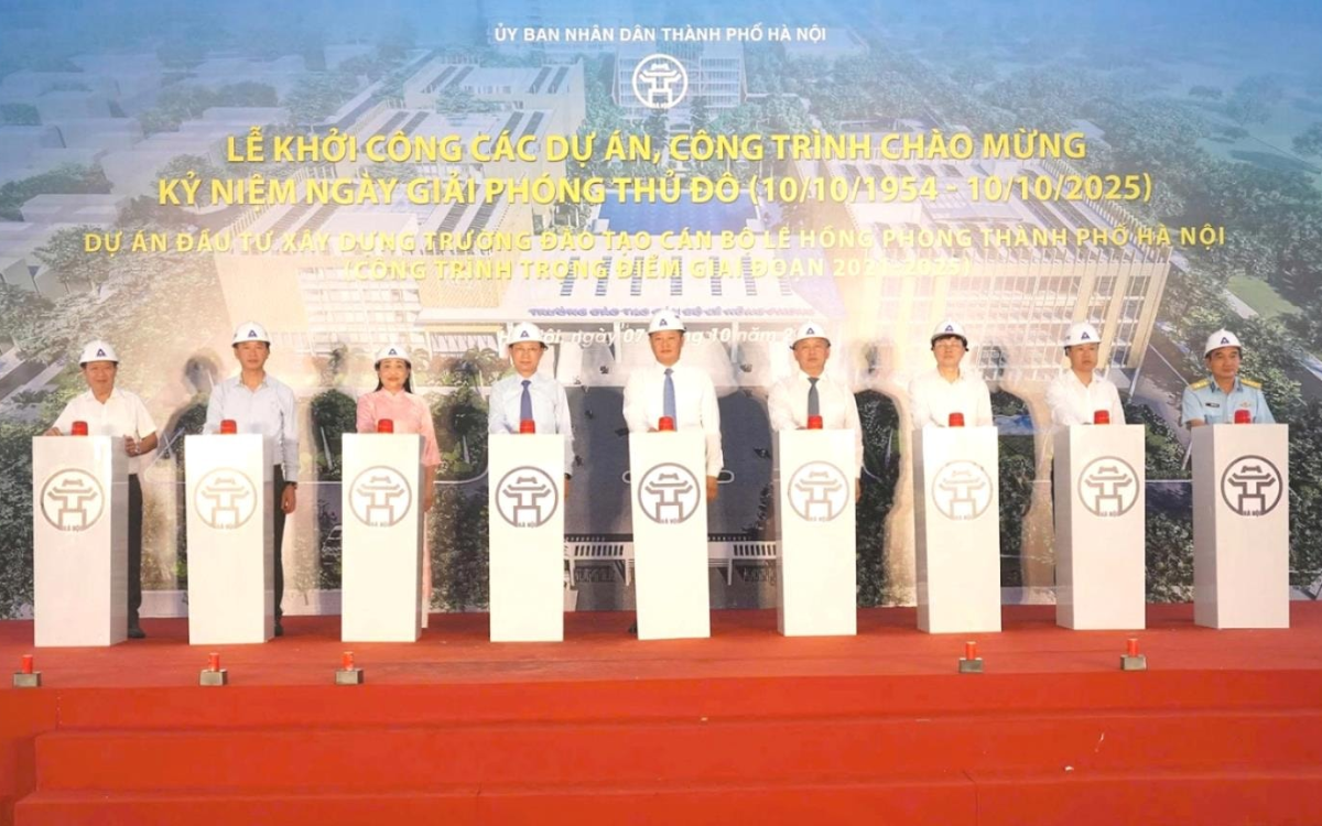 Phó Chủ tịch UBND TP Hà Nội Nguyễn Mạnh Quyền và các đại biểu thực hiện nghi thức khởi công dự án.