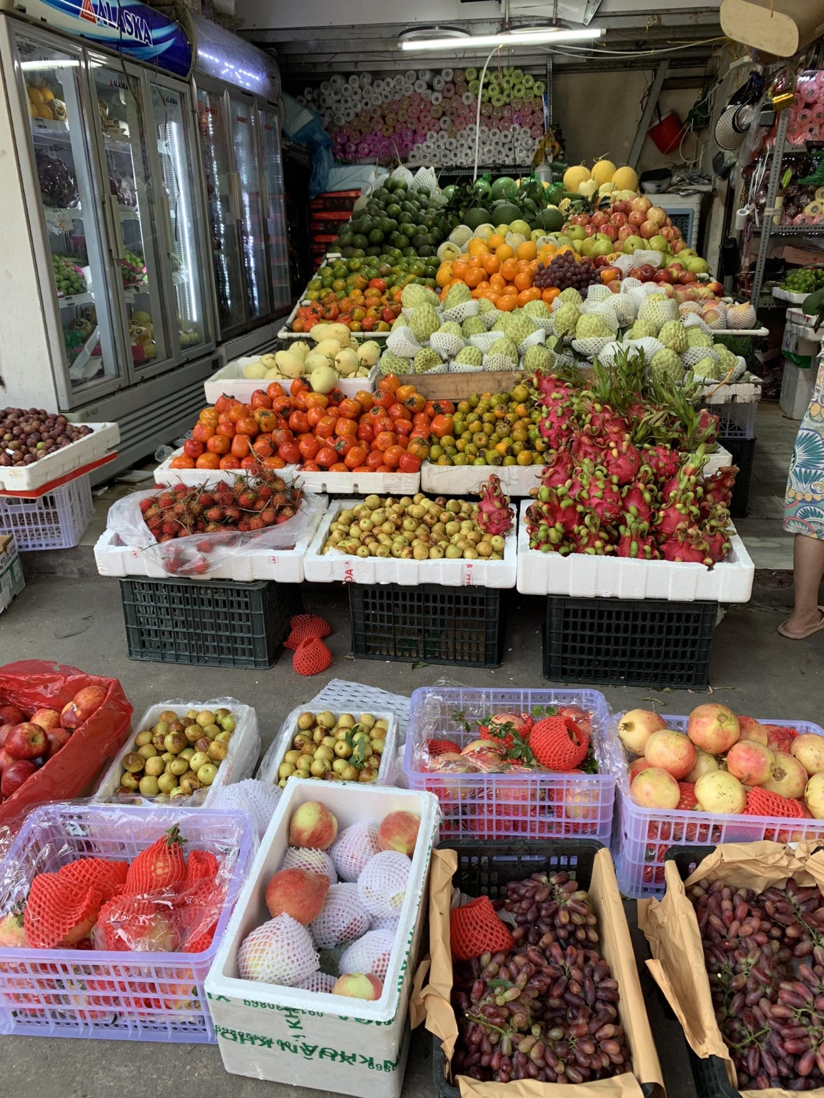 Năm nay, ccs loại hồng Đà Lạt hiện diện phổ biến tại các sạp trái cây.