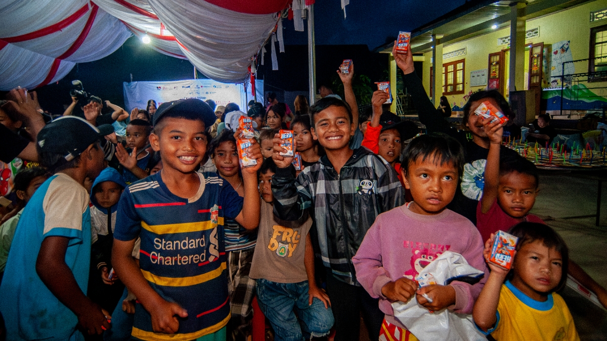 Tại những bản làng heo hút&nbsp;ở Tây Nguyên, nơi cuộc sống còn thiếu thốn, những hộp sữa thơm lành của Vinamilk&nbsp;đã làm sáng lên niềm vui của các em nhỏ.
