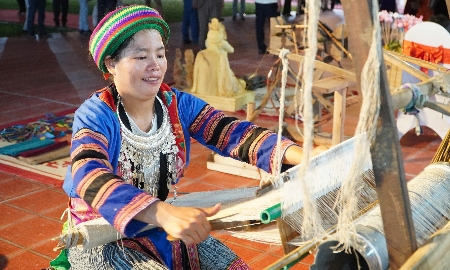 Trình diễn sản xuất tại hội chợ Làng nghề