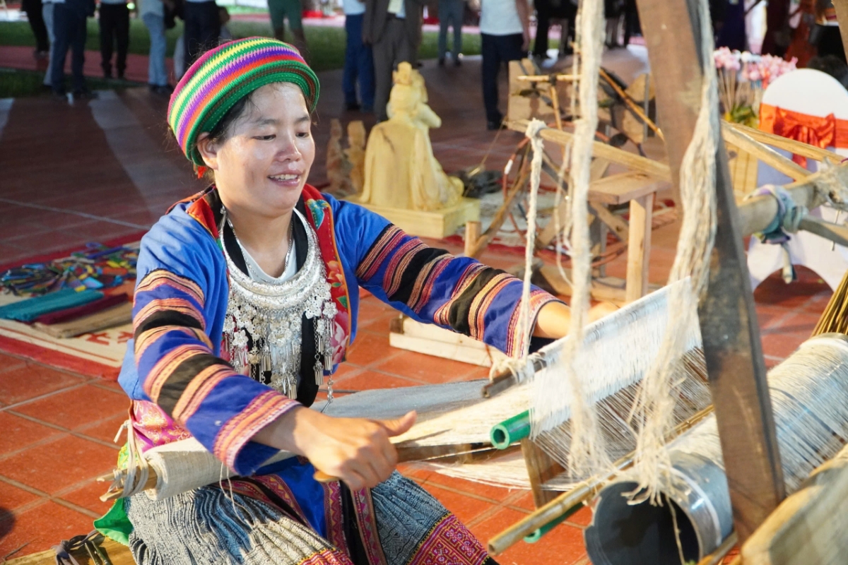 Trình diễn sản xuất tại hội chợ Làng nghề