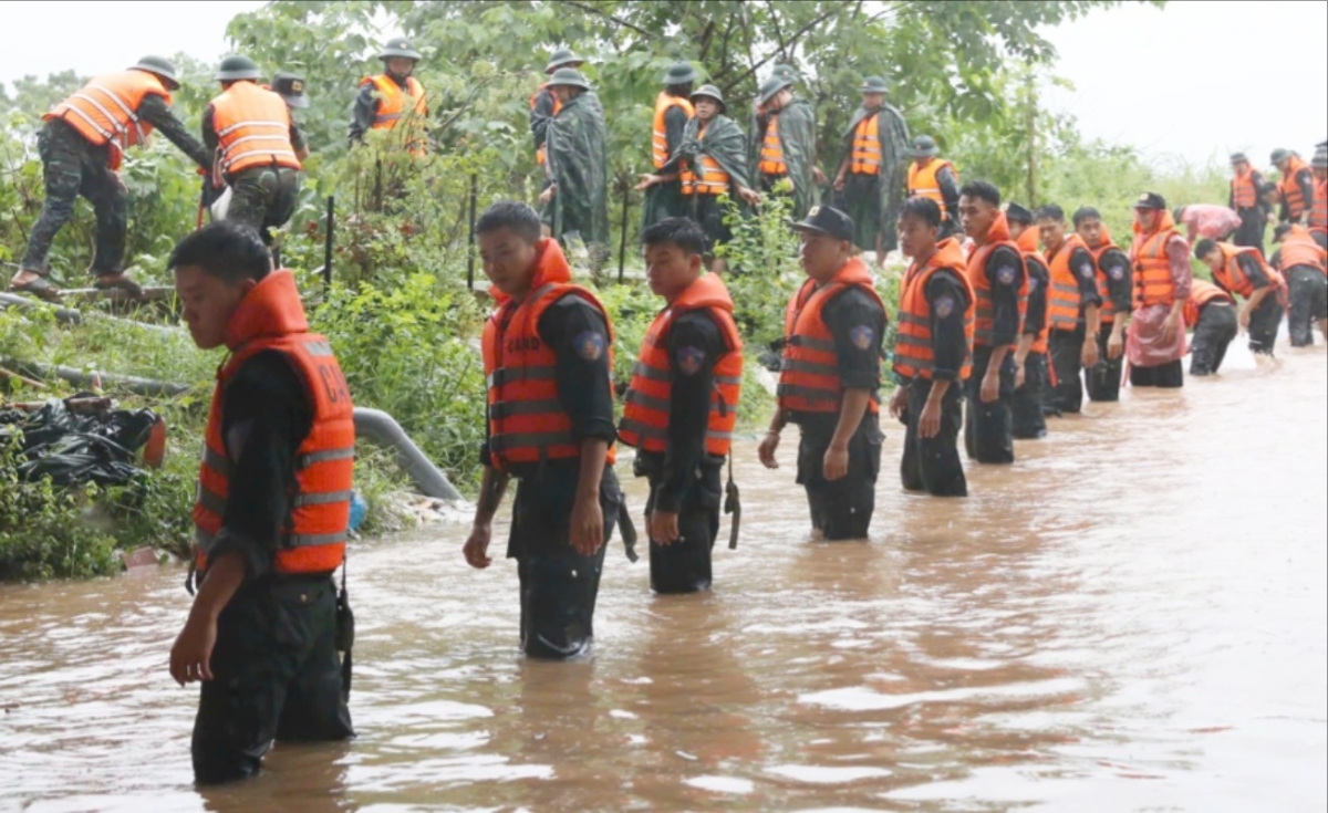 Cán bộ, chiến sĩ lực lượng vũ trang tỉnh Thái Nguyên khẩn trương đắp kè bờ đê tại tuyến đê chân cầu Bến Tượng