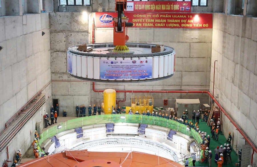 Hạ đặt thành công rotor tổ máy số 2 dự án thủy điện Hòa Bình mở rộng.