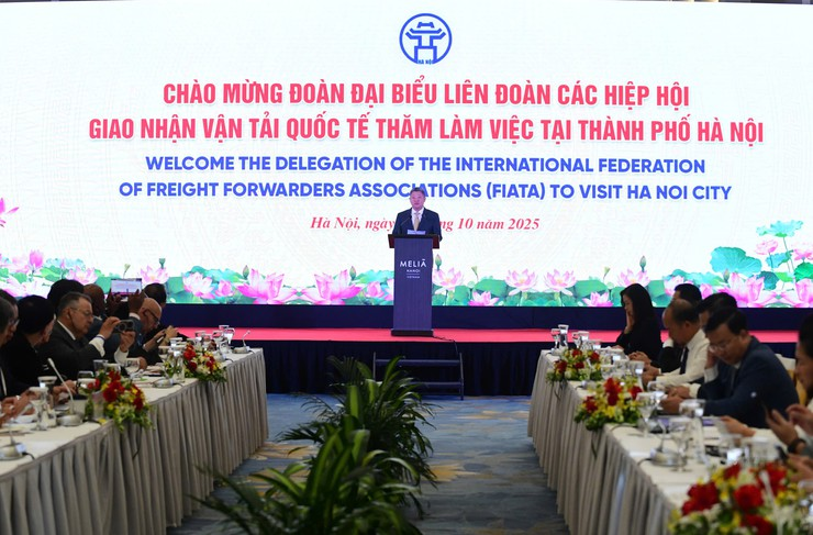 Phó Chủ tịch UBND thành phố Hà Nội Nguyễn Mạnh Quyền phát biểu tại buổi làm việc với Đoàn đại biểu Liên đoàn các Hiệp hội Giao nhận và Vận tải quốc tế (FIATA). (Ảnh: UBND Thành phố Hà Nội)