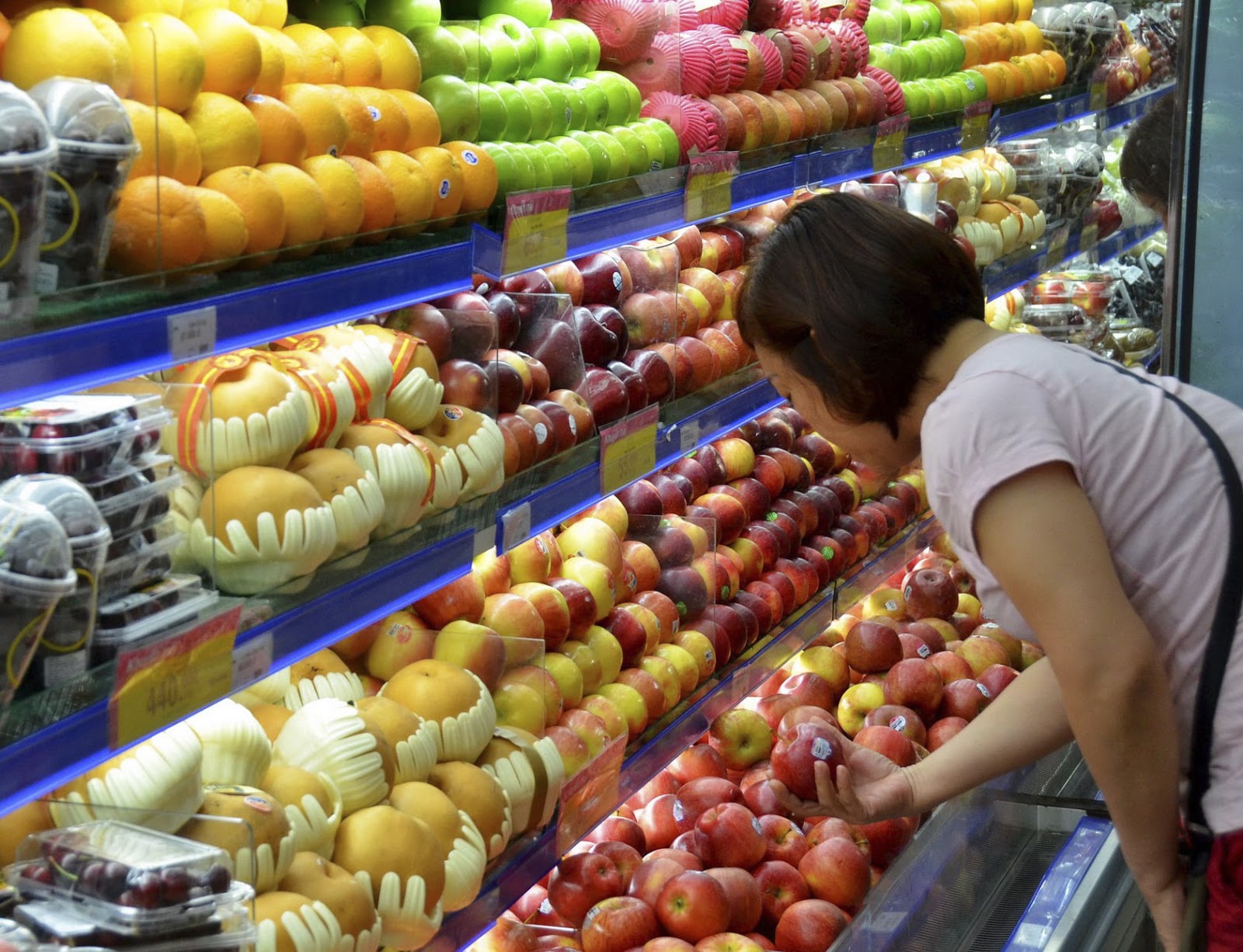 Hiện nay, trái cây nhập khẩu không chỉ được bán tại các siêu thị, mà cả tại các khu chợ dân sinh và cả trên mạng xã hội.