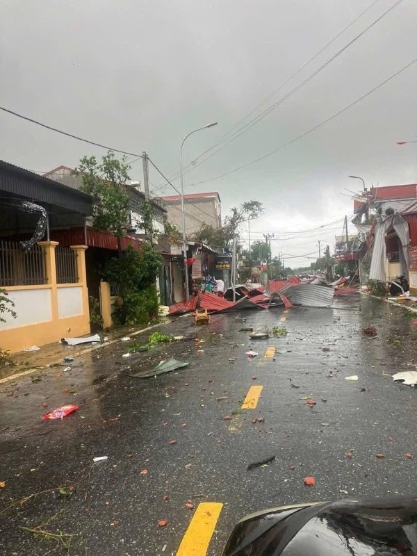 Dù ở cách xa tâm bão (Bualoi) đến hàng trăm km nhưng từ rạng sáng đến trưa ngày 29/9, tại một số tỉnh Bắc Bộ đã ghi nhận hiện tượng dông lốc xoáy, vòi rồng gây thiệt hại lớn về người và tài sản.