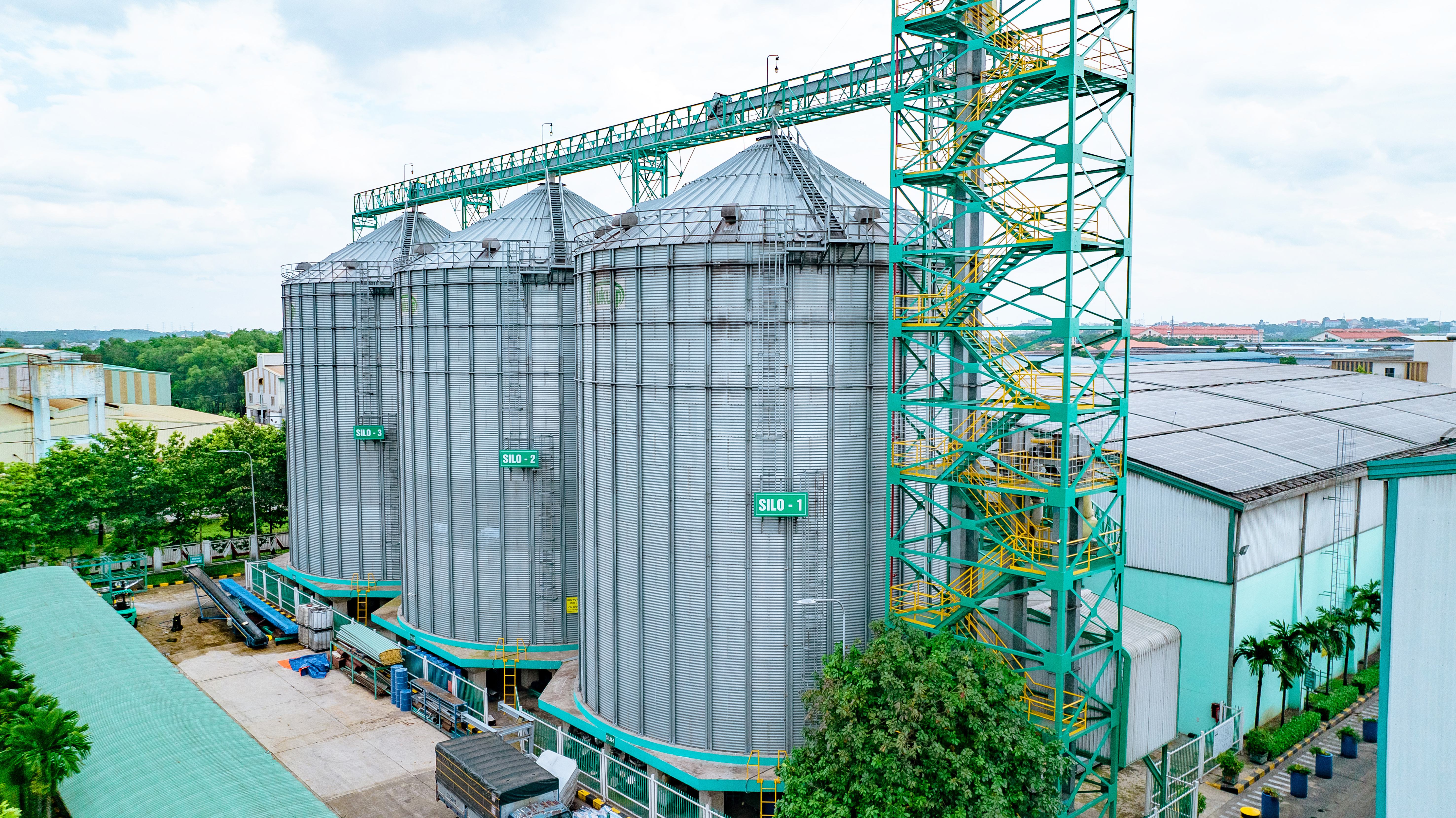 Thức ăn thủy sản GREENFEED được chứa trong silo tại các nhà máy.