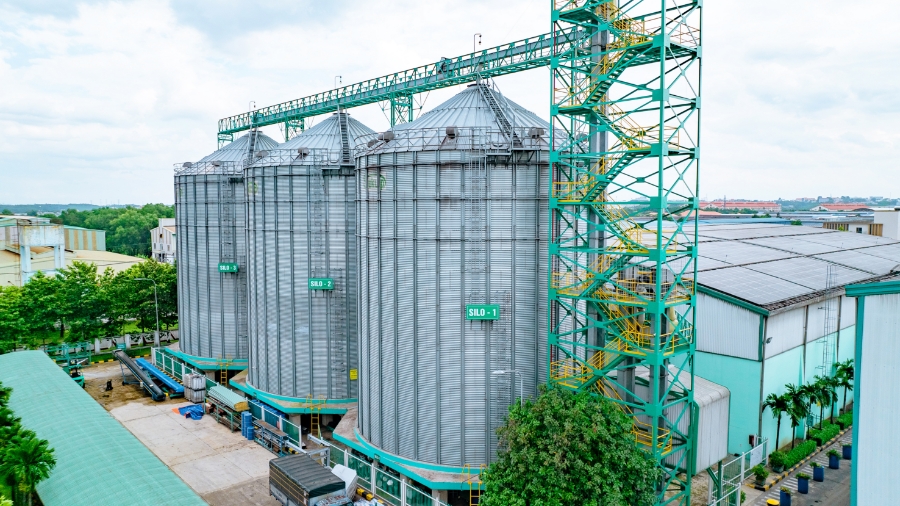 Thức ăn thủy sản GREENFEED được chứa trong silo tại các nhà máy.