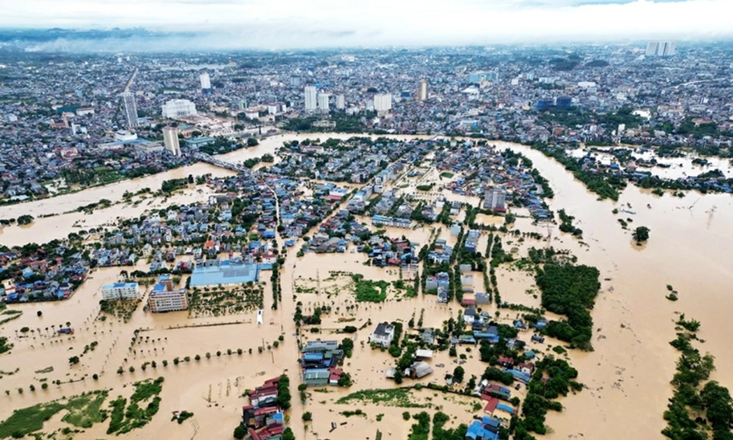 Nước lũ trên sông Cầu, TP Thái Nguyên đoạn qua khu vực trung tâm tỉnh vẫn đang tiếp tục dâng cao (ảnh chụp lúc gần 16 giờ ngày 7-10). 