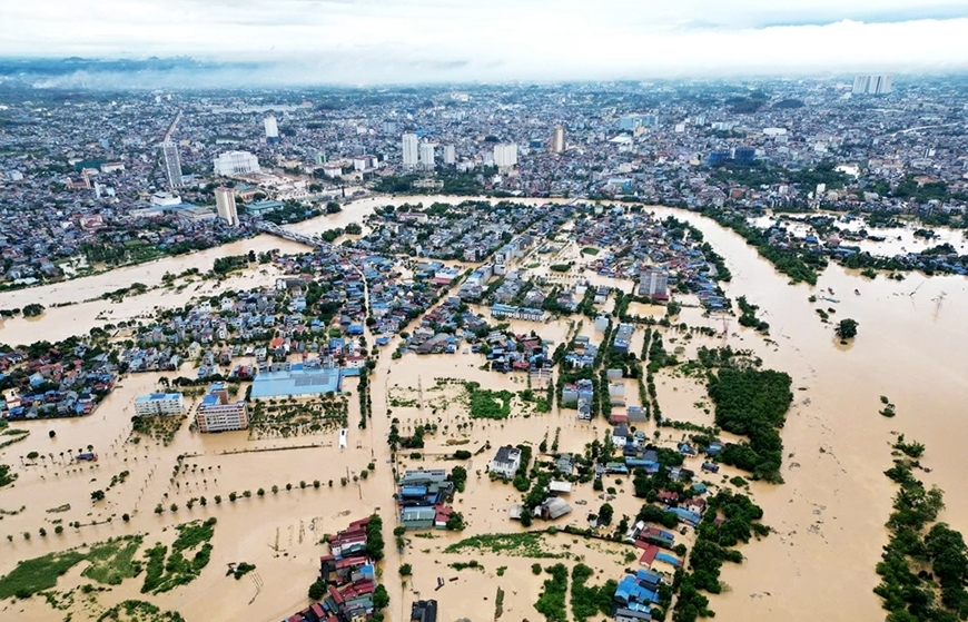 Nước lũ trên sông Cầu, TP Thái Nguyên đoạn qua khu vực trung tâm tỉnh vẫn đang tiếp tục dâng cao (ảnh chụp lúc gần 16 giờ ngày 7-10). 