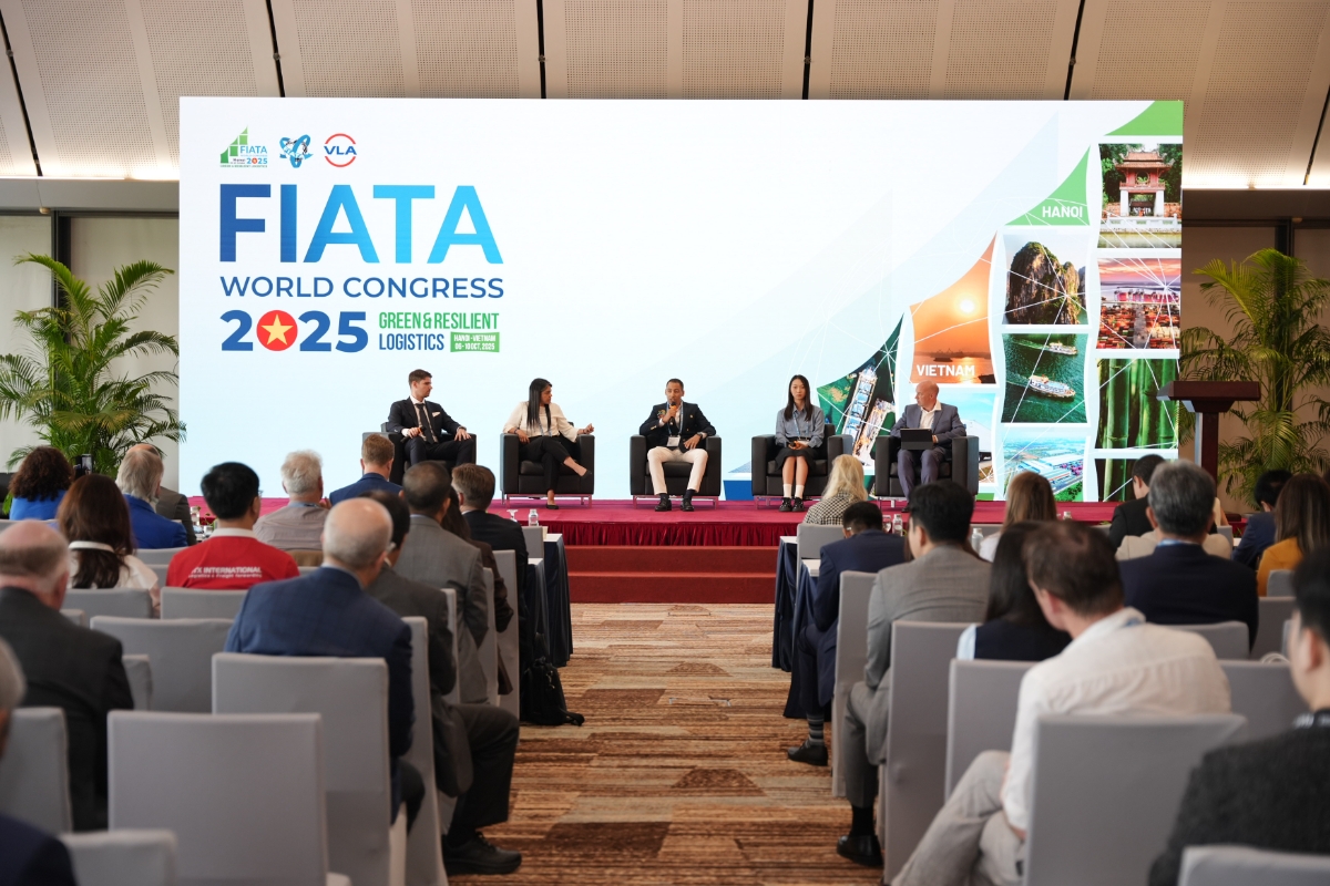 Các thí sinh xuất sắc từ các khu vực chia sẻ về những giải pháp đổi mới trong ngành logistics.