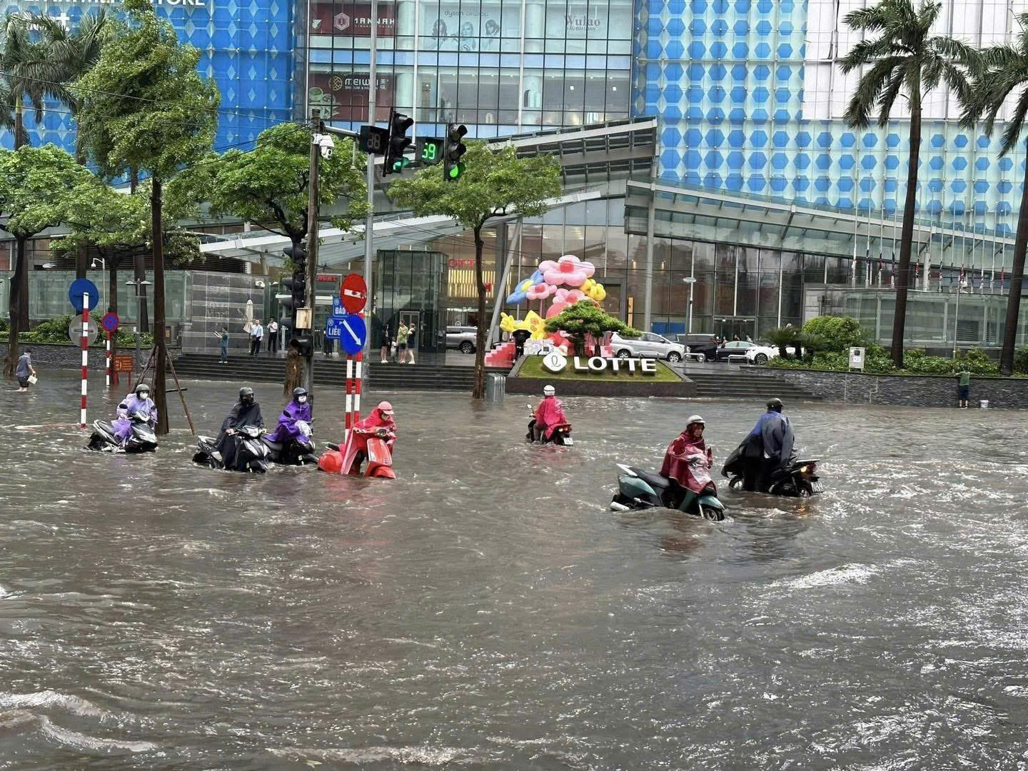 Lotte Liễu Giai biến thành "sông" sau hoàn lưu bão.