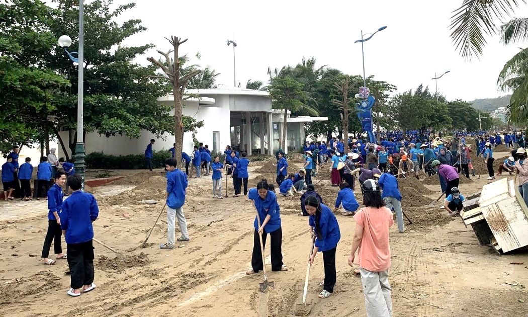 Hơn 1.500 đoàn viên thanh niên, hội viên nông dân, phụ nữ, dân quân tự vệ cùng đông đảo nhân dân địa phương đã khẩn trương ra quân tổng vệ sinh môi trường biển Sầm Sơn.