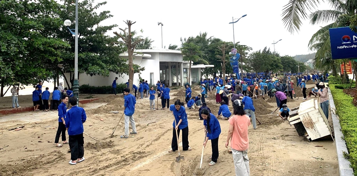 Hơn 1.500 đoàn viên thanh niên, hội viên nông dân, phụ nữ, dân quân tự vệ cùng đông đảo nhân dân địa phương đã khẩn trương ra quân tổng vệ sinh môi trường biển Sầm Sơn.
