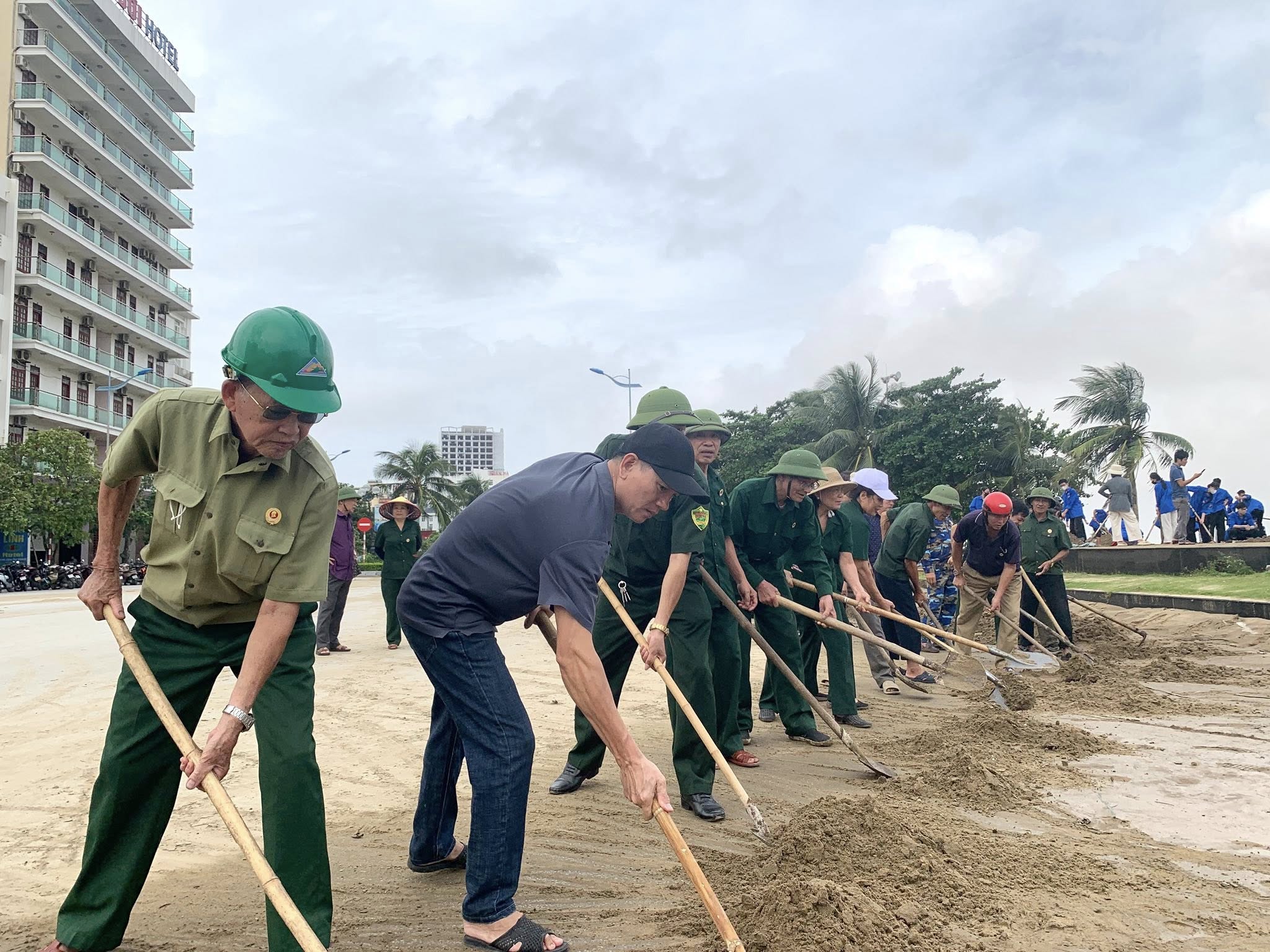 Các bác cựu chiến binh hăng hái tham gia dọn vệ sinh tại khu vực đường Hồ Xuân Hương.