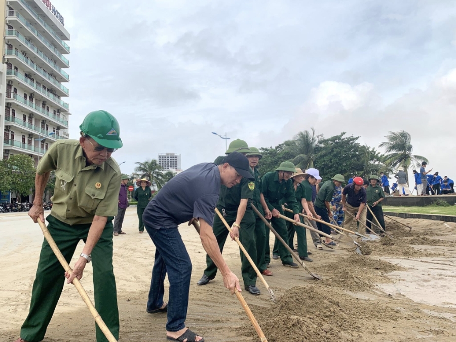 Các bác cựu
chiến binh hăng hái tham gia dọn vệ sinh tại khu vực đường Hồ Xuân Hương.