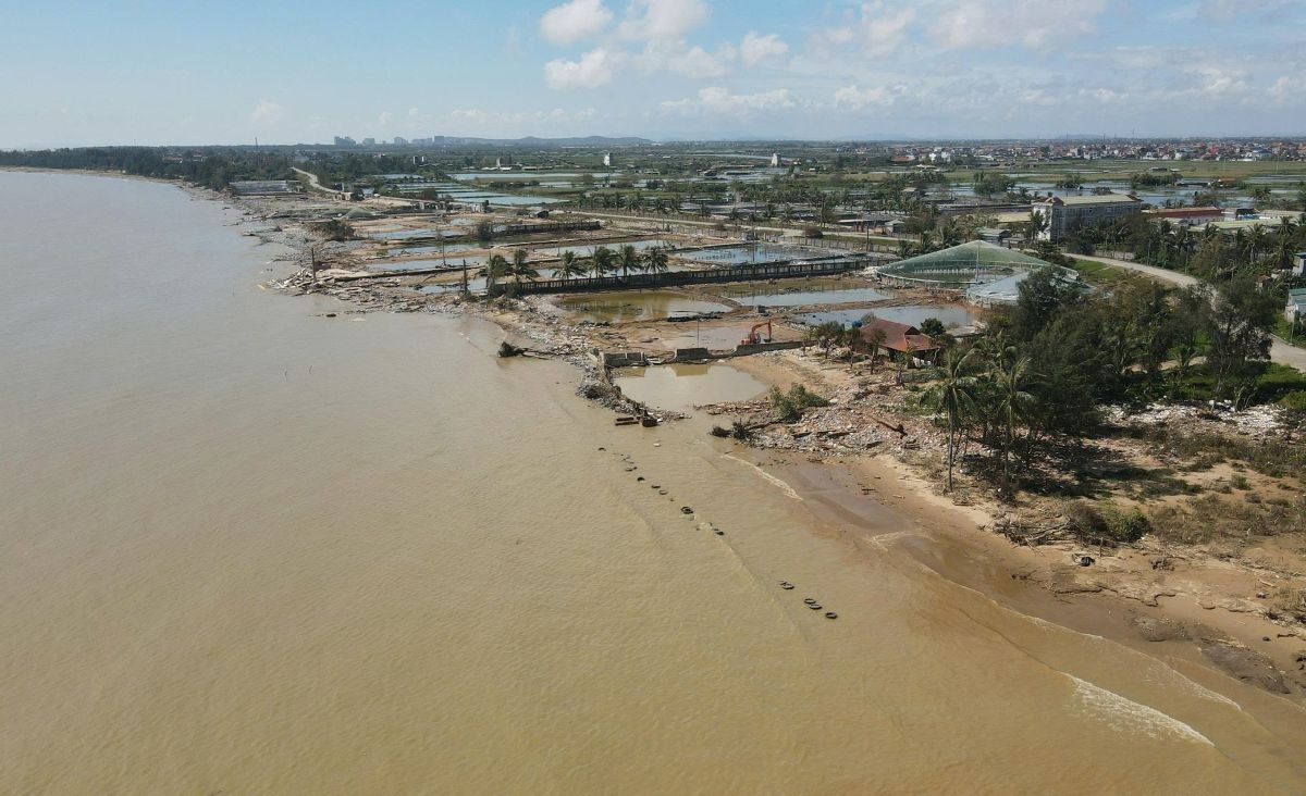 Những đầm nuôi tôm bị tan hoang sau cơn bão số 10 tại xã Hoằng Thanh, tỉnh Thanh Hóa.