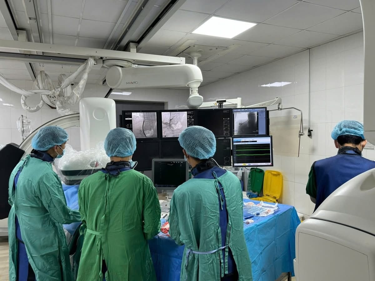 Ê-kíp bác sĩ tập trung cao độ trong quá trình can thiệp TIPS cho bệnh nhân xơ gan nặng.