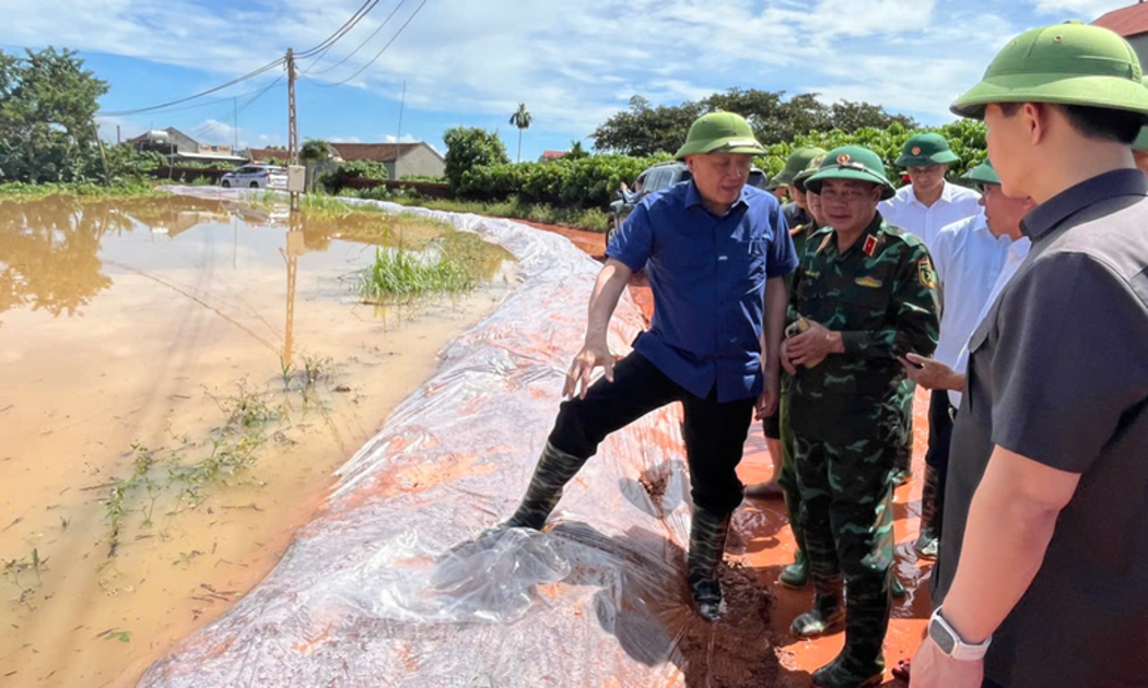 Phó Thủ tướng Thường trực Chính phủ Nguyễn Hoà Bình thị sát tình hình ngập lụt tại xã Phúc Hòa do nước sông Thương lên cao - Ảnh: VGP