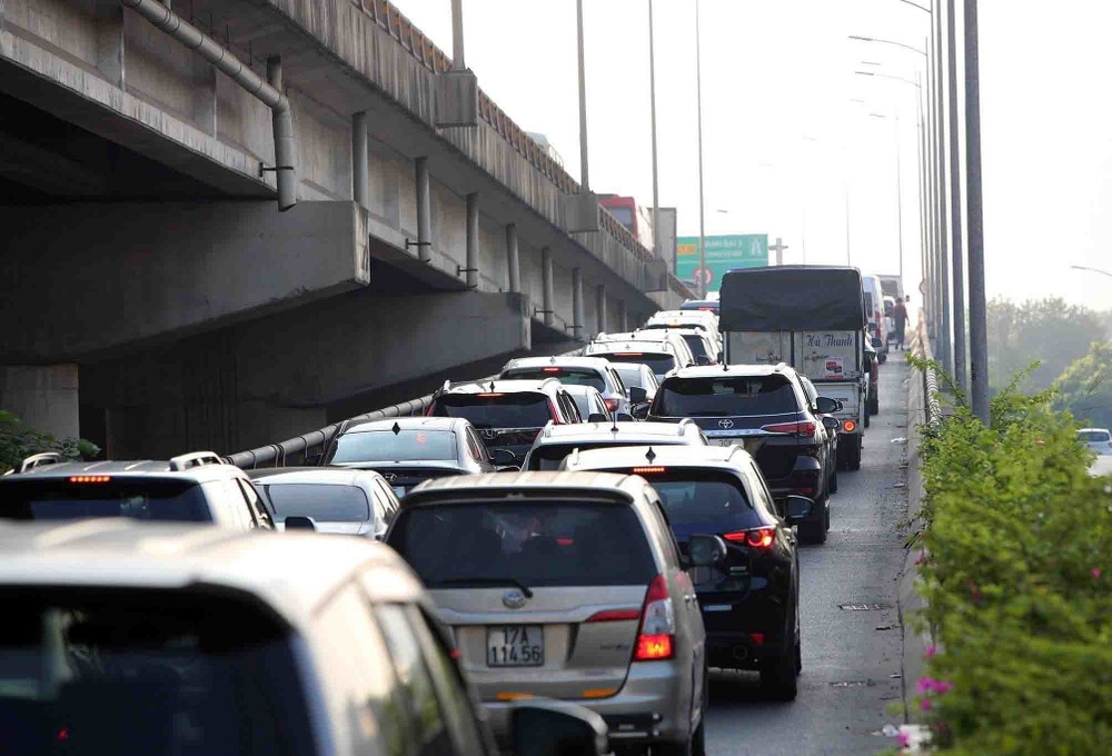 Tình trạng ùn tắc giao thông luôn là bài toán nan giải của Thủ đô. Ảnh minh hoạ.