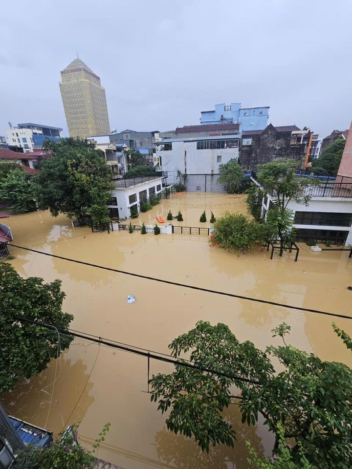 Chị T.B, một doanh nhân tại Thái Nguyên cho biết suốt đêm qua đã thức trắng để tìm cách liên lạc với người thân nhưng bất lực, do điện thoại của chồng chị bị rơi xuống nước. Rất may khoảng 2 giờ sáng nay, lực lượng cứu hộ đã xuất hiện hỗ trợ kịp thời....