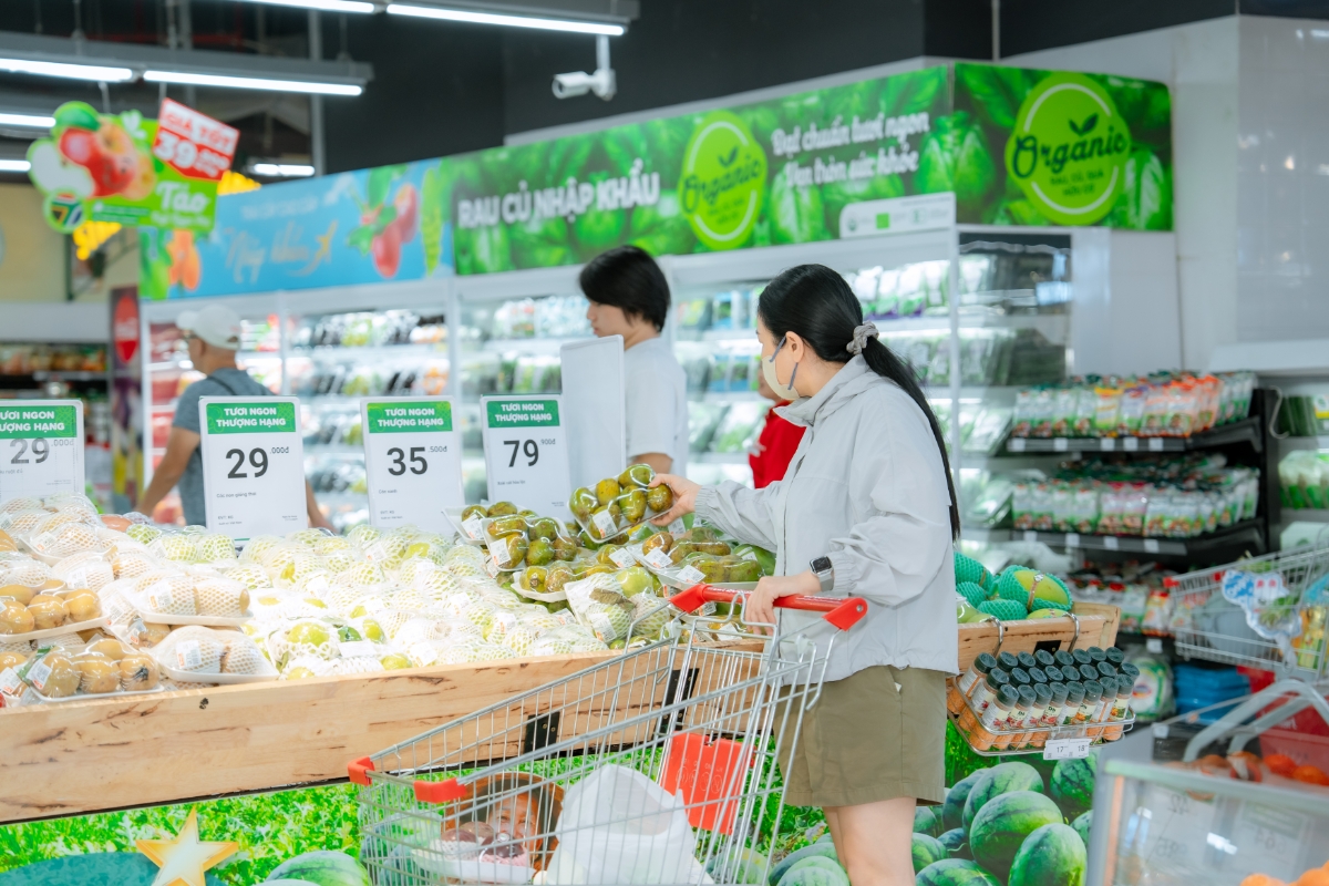 Khách hàng mua sắm tại hệ thống WinMart.