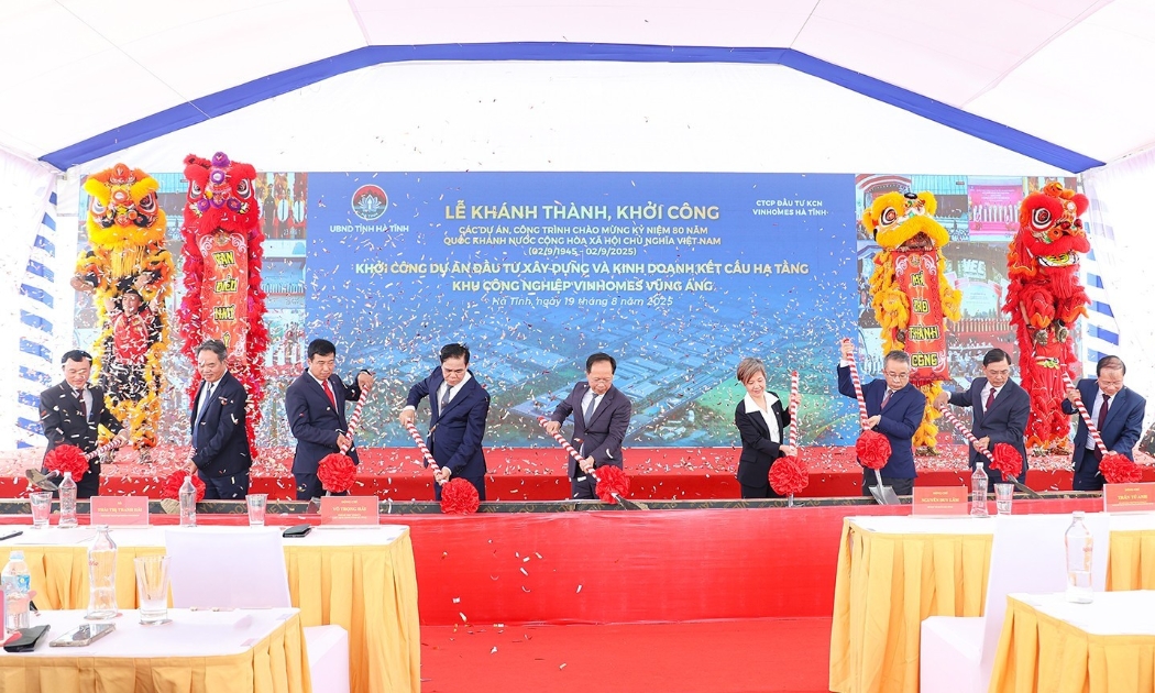 Hà Tĩnh mới đây đã khởi công 3 dự án lớn: Dự án đầu tư xây dựng và kinh doanh kết cấu hạ tầng khu công nghiệp Vinhomes Vũng Áng; Dự án xây dựng khu tái định cư phường Hà Huy Tập; Dự án thí điểm nhà ở xã hội tại phường Thạch Linh giai đoạn II.