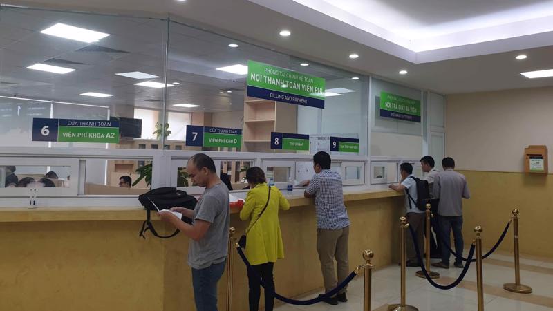 Người dân làm thủ tục thanh toán chi phí khám chữa bệnh. Ảnh: Nhật Dương.