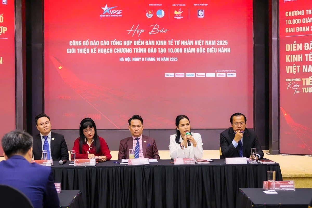 Ban lãn đạo Hội Doanh nhân trẻ Việt Nam chia sẻ thông tin tại buổi họp báo.