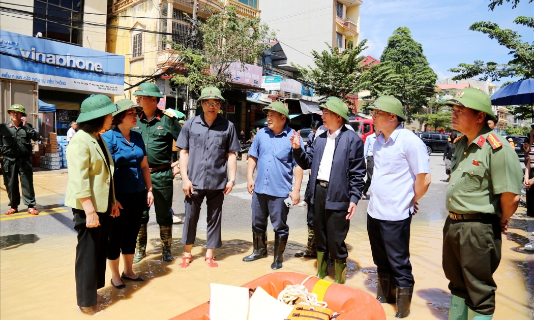Phó Thủ tướng Hồ Đức Phớc kiểm tra tình hình bão lũ tại khu vực xã Hữu Lũng.