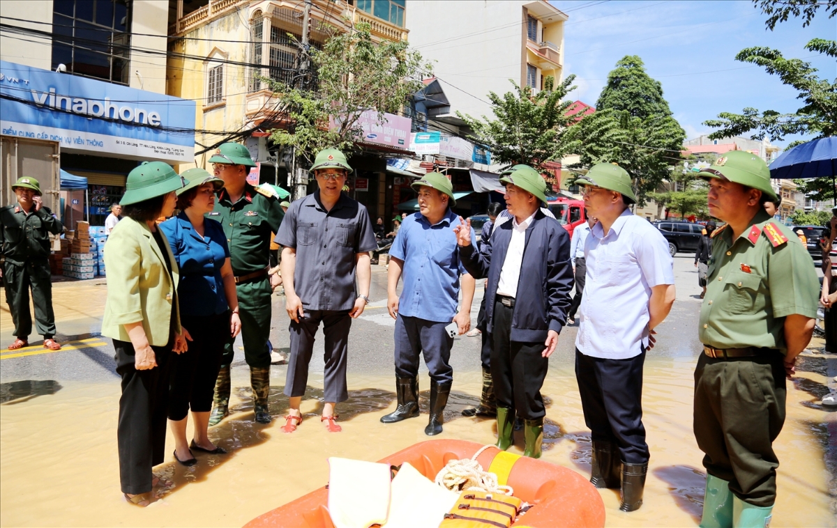 Phó Thủ tướng Hồ Đức Phớc kiểm tra tình hình bão lũ tại khu vực xã Hữu Lũng.