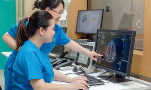 Đề xuất tăng hàng loạt mức phụ cấp đặc thù cho nhân viên y tế 