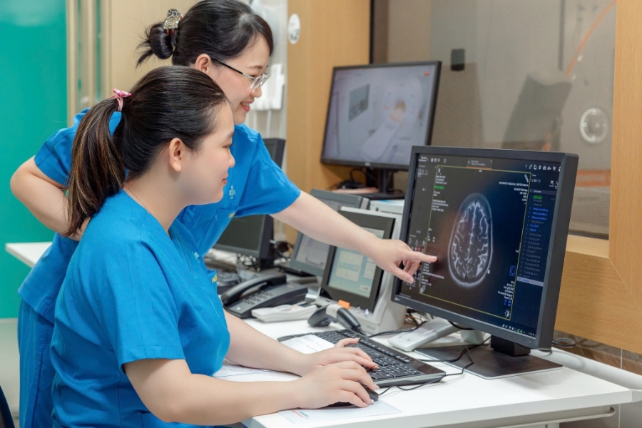 Bộ Y tế đề xuất tăng một số chế độ phụ cấp đặc thù đối với người lao động trong các cơ sở y tế công lập. Ảnh minh họa: Phương Thảo.