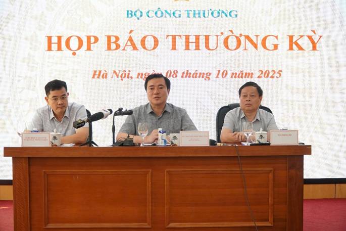 Thứ trưởng Bộ Công Thương Nguyễn Sinh Nhật Tân chủ trì họp báo.