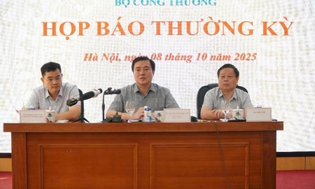 Thứ trưởng Bộ Công Thương Nguyễn Sinh Nhật Tân chủ trì họp báo.