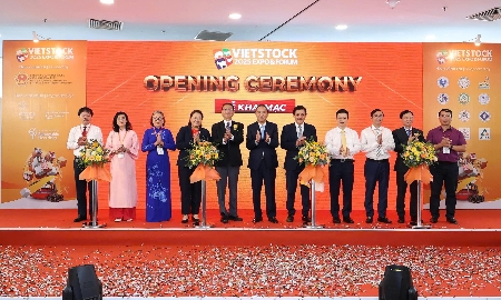 Thứ trưởng Bộ Nông nghiệp và Môi trường Phùng Đức Tiến cùng BTC cắt băng khai mạc Vietstock 2025, sáng 08/10/2025