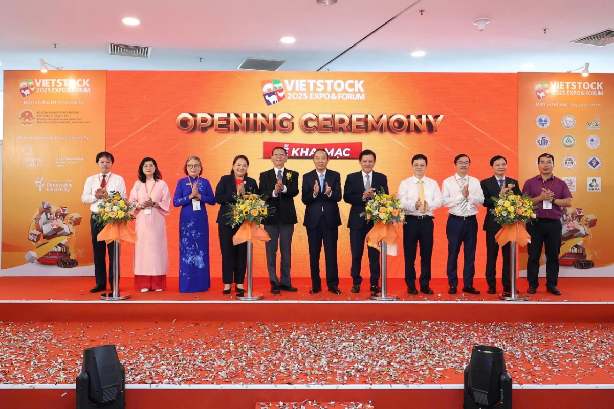 Thứ trưởng Bộ Nông nghiệp và Môi trường Phùng Đức Tiến cùng BTC cắt băng khai mạc Vietstock 2025, sáng 08/10/2025