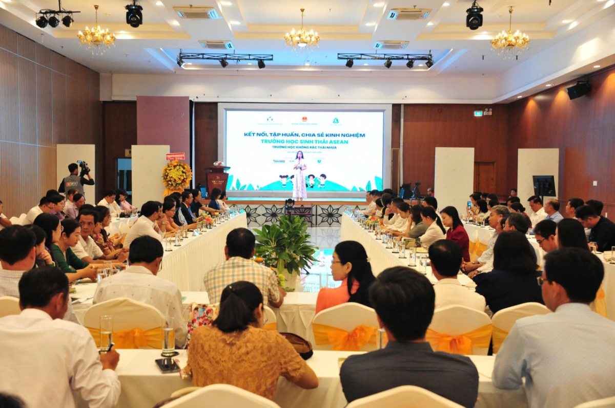 Hội thảo “Kết nối, tập huấn, chia sẻ kinh nghiệm Trường học sinh thái ASEAN - Trường học không rác thải nhựa”. 