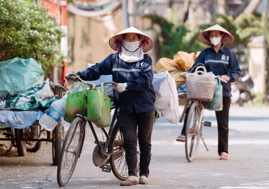 Những người thu gom phế liệu và ve chai được ví như “sứ giả môi trường” trong cộng đồng.