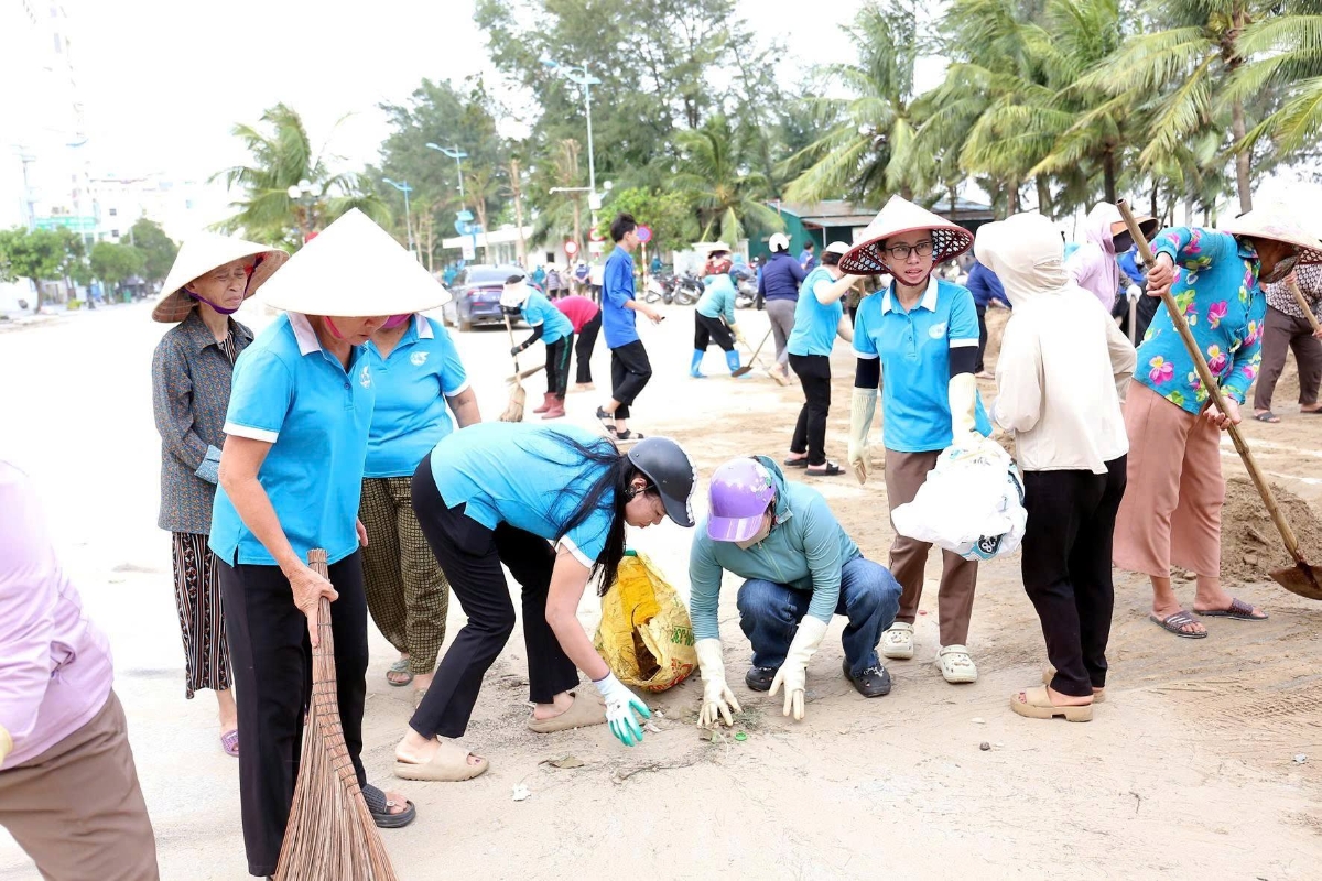 Đoàn viên thanh niên, hội
viên nông dân, phụ nữ, dân quân tự vệ cùng nhân dân địa phương tích cực vệ sinh môi trường biển Sầm Sơn.