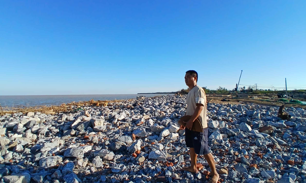 Anh Trương Văn Điệp thẫn thờ nhìn khu nuôi tôm công nghệ cao rộng hơn 1 ha của gia đình bị sóng biển đánh sập bởi bão số 10.