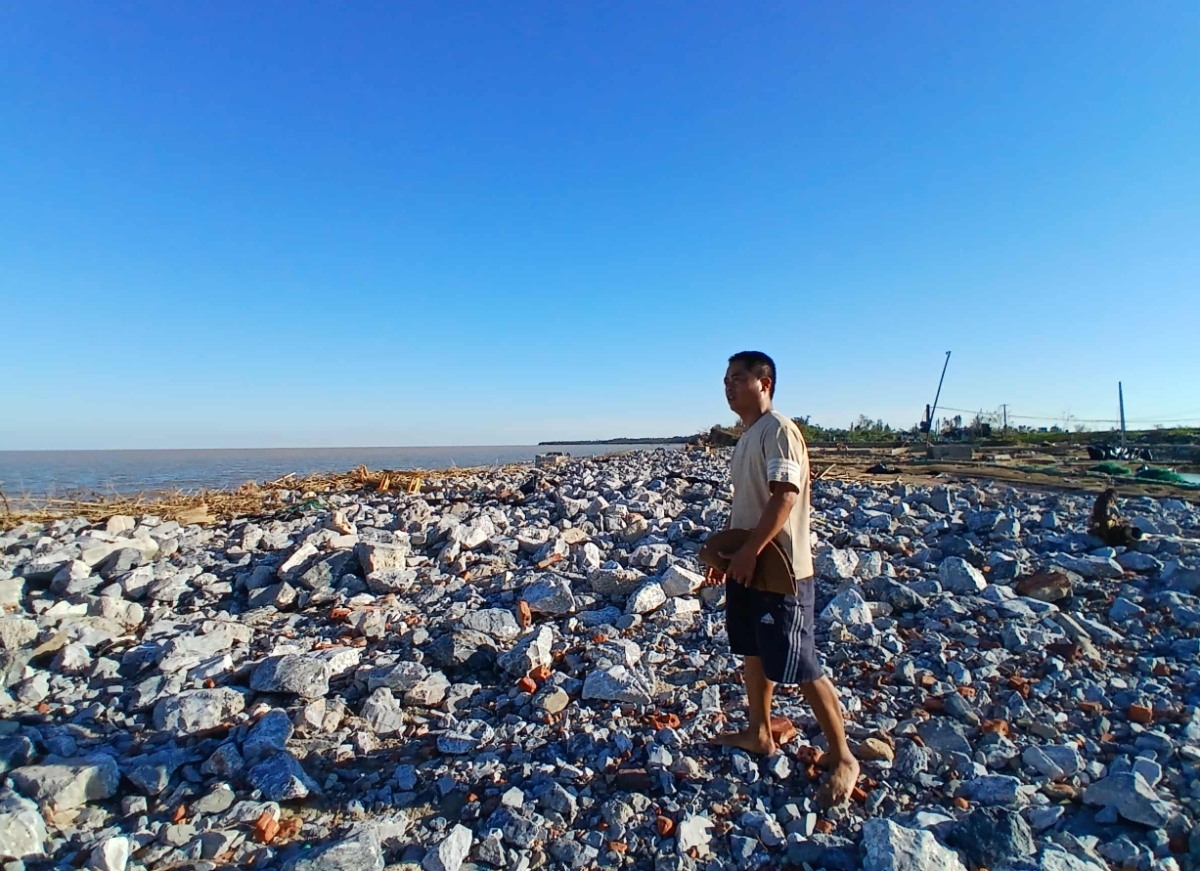 Anh Trương Văn Điệp thẫn thờ nhìn khu nuôi tôm công nghệ cao rộng hơn 1 ha của gia đình bị sóng biển đánh sập bởi bão số 10.